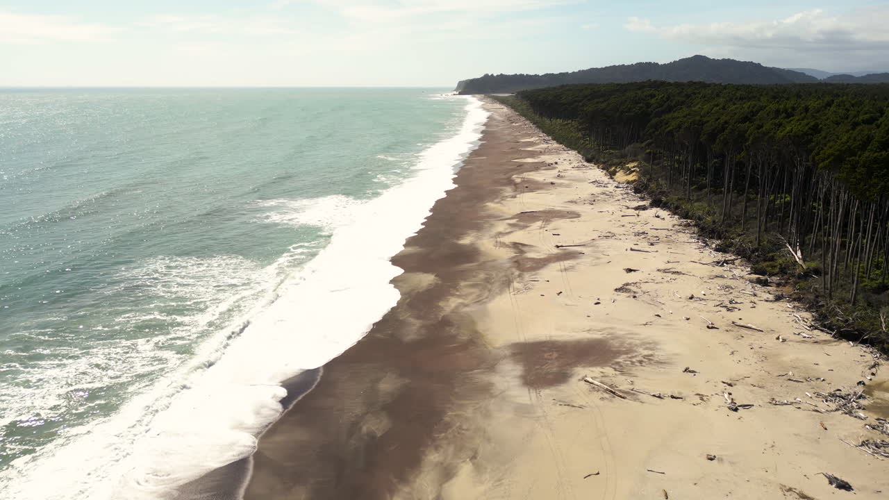뉴질랜드 브루스 베이 에 있는 리무 나무 숲 과 모래 로 된 마오리 해변