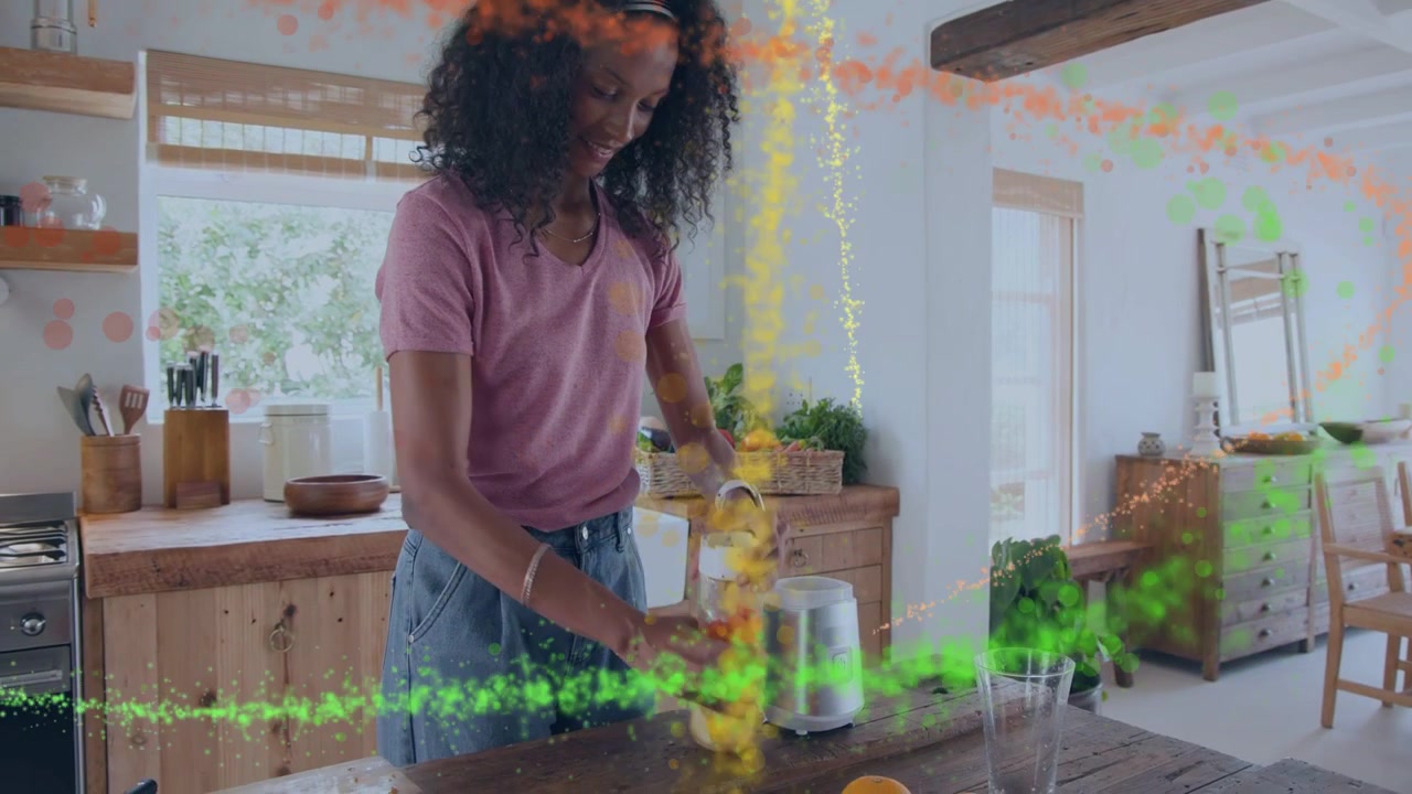 Mulher preparando smoothie, colocando o copo, despejando líquido, travando o copo na base, com redemoinhos de cores sobrepostos.