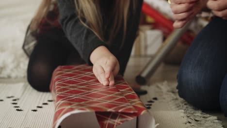 vídeo en primer plano de embalaje de regalos de navidad