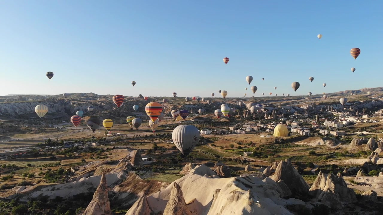 Nhiều khinh khí cầu bay trên phong cảnh Cappadocia lúc bình minh