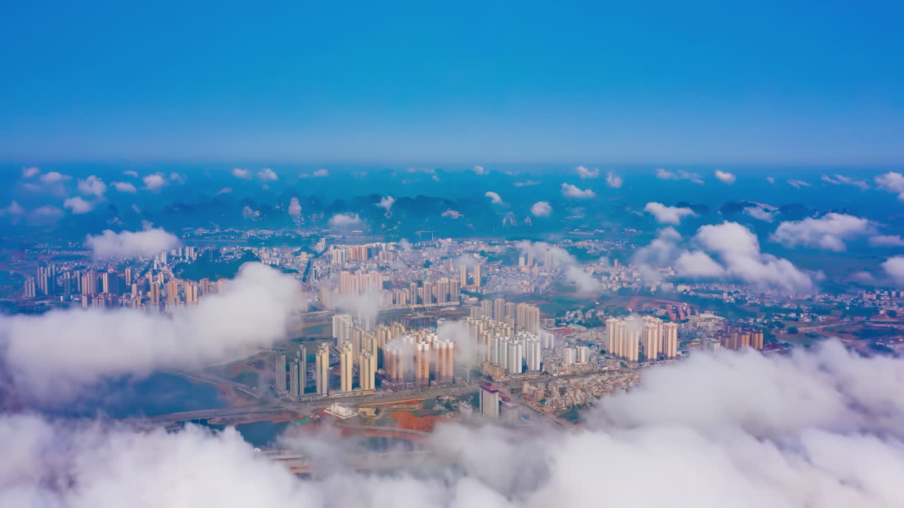 떠다니는 도시 마천루, 랜드마크 고층 건물, 해가 뜨는 따뜻한 색조 아래 안개의 구름 개 위에 떠다니고