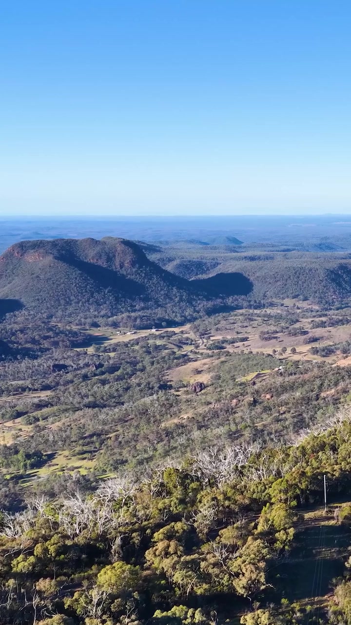 Ampia inquadratura panoramica di catene montuose vulcaniche e natura selvaggia dell'outback nel Parco Nazionale Warrumbungle, Australia.