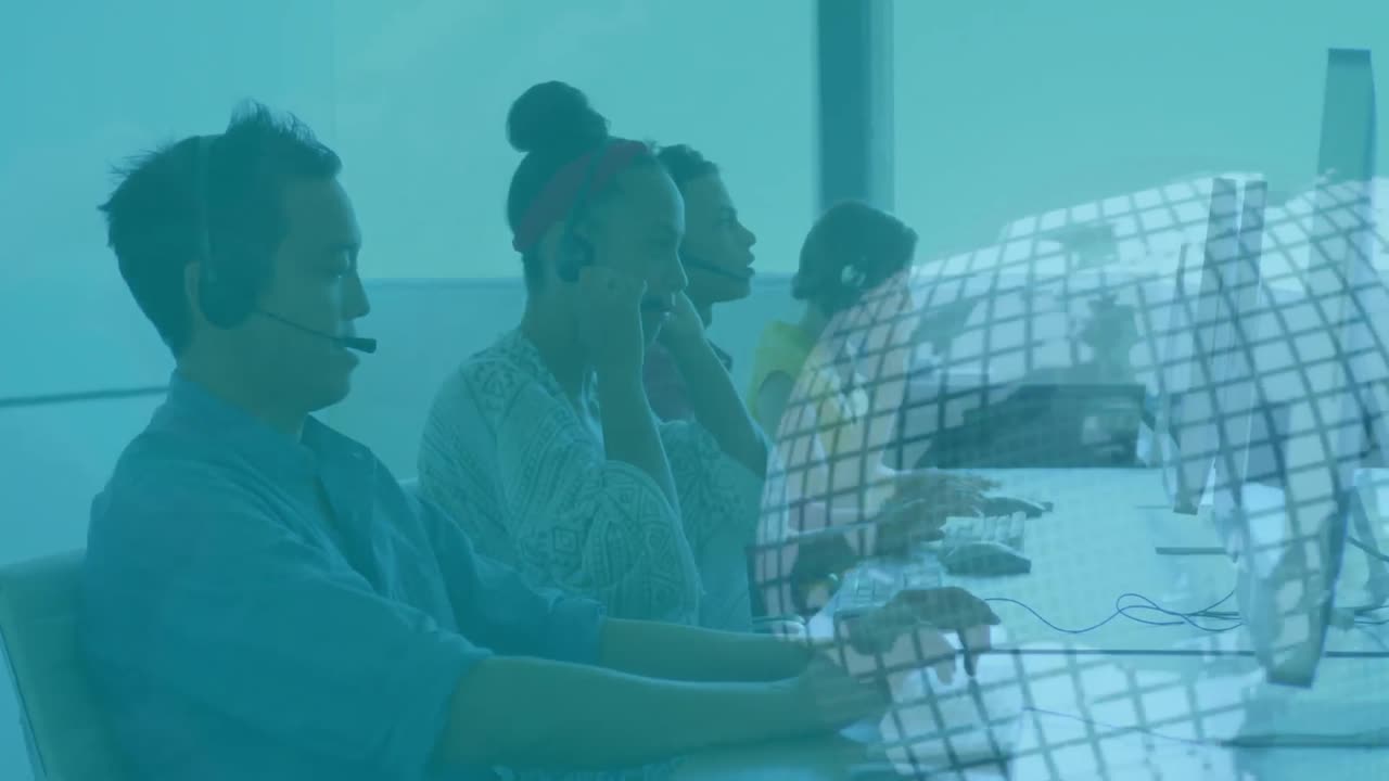 헤드 ⁇ 을 착용하고 사무실에서 컴퓨터를 사용하는 다민족 콜센터 직원 그룹의 애니메이션