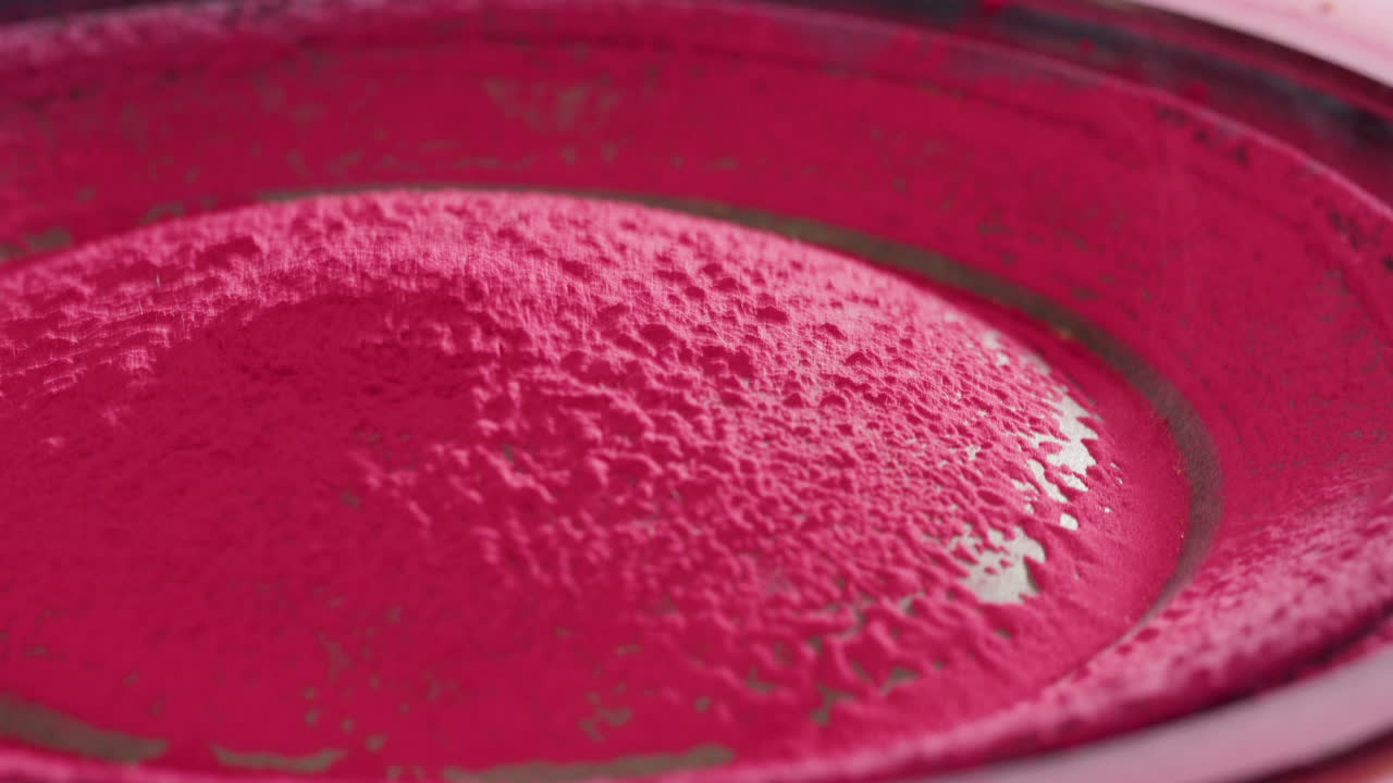Pink pulver vibrerer på en højttalerkon af lydbølger