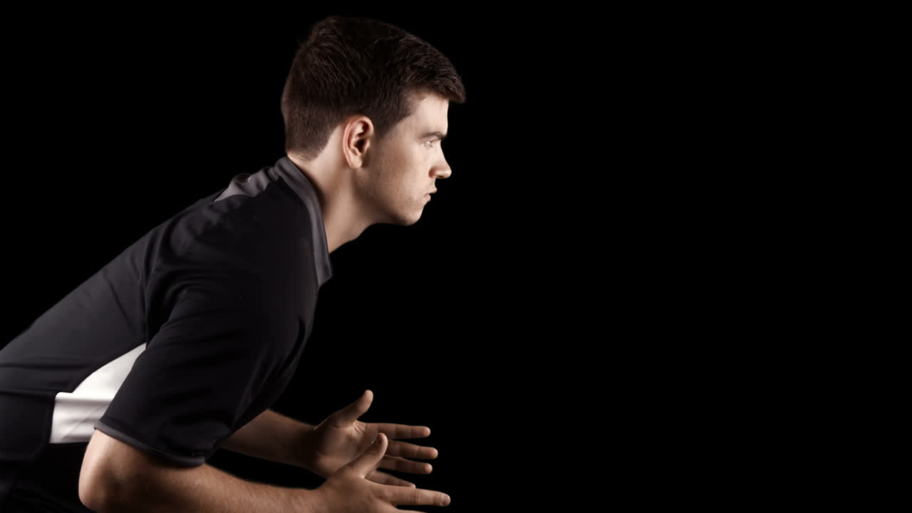 심각한 럭비 선수는 잡을 준비가 되어 있습니다.