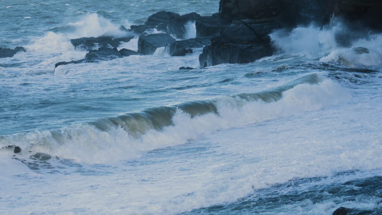 바다의 물결이 폭풍우와 바람이 불면서 해변으로 굴러가는 느린 동작. 극심한 날씨와 함께 영국 만에서 강력한 격동적인 물결. 배경 자연 영상 4k.