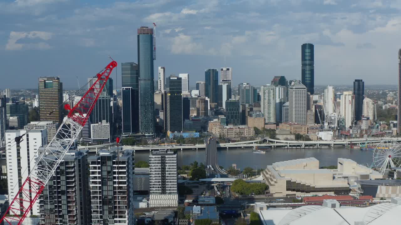 브리즈번 시를 향해 서쪽 끝을 날아다니는 드론  ⁇