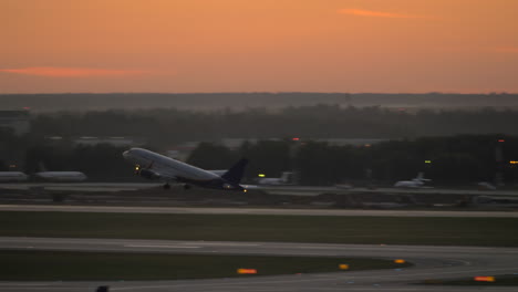 despegue del avión por la noche