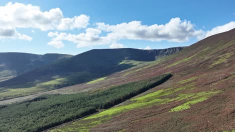 Comeragh-Mountains-Waterford-Schatten-Treiben-An-Einem-Sommerabend-über-Den-Berg