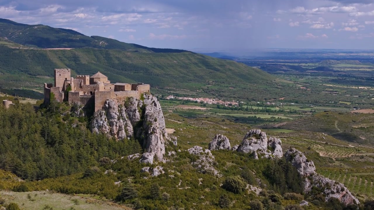 Vista aerea con dolly in del Castello di Loarre in cima a una collina nella Spagna settentrionale, di giorno.