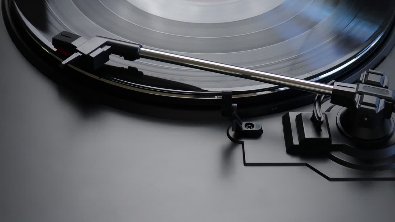 흑색 비닐 레코드 가 턴테이블 에 회전 하고 있다. - lp 를 연주 하는 톤아름 의 근접 사진