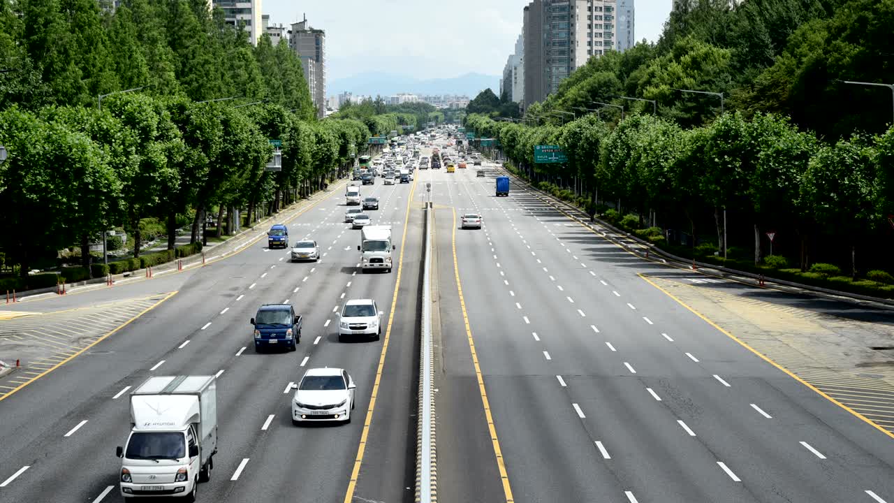 한국 서울에서 교통체증 없이 순조롭게 움직이는 자동차.