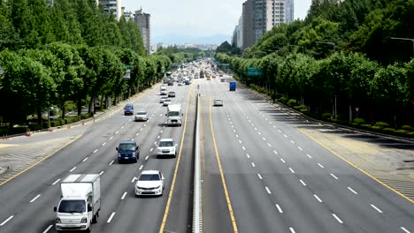 한국 서울에서 교통체증 없이 순조롭게 움직이는 자동차.