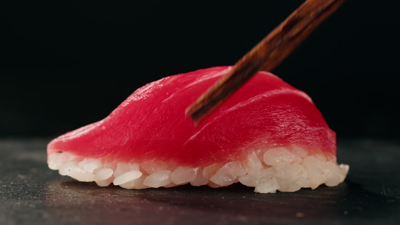 plato de sashimi, restaurante japonés, atún fresco y rebanadas de salmón en un café moderno, comida tradicional, plato de pescado rojo crudo, omega 3.