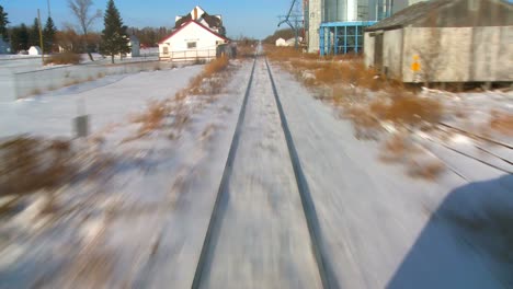 Pov-Von-Der-Vorderseite-Eines-Zuges,-Der-Durch-Eine-Verschneite-Landschaft-Fährt