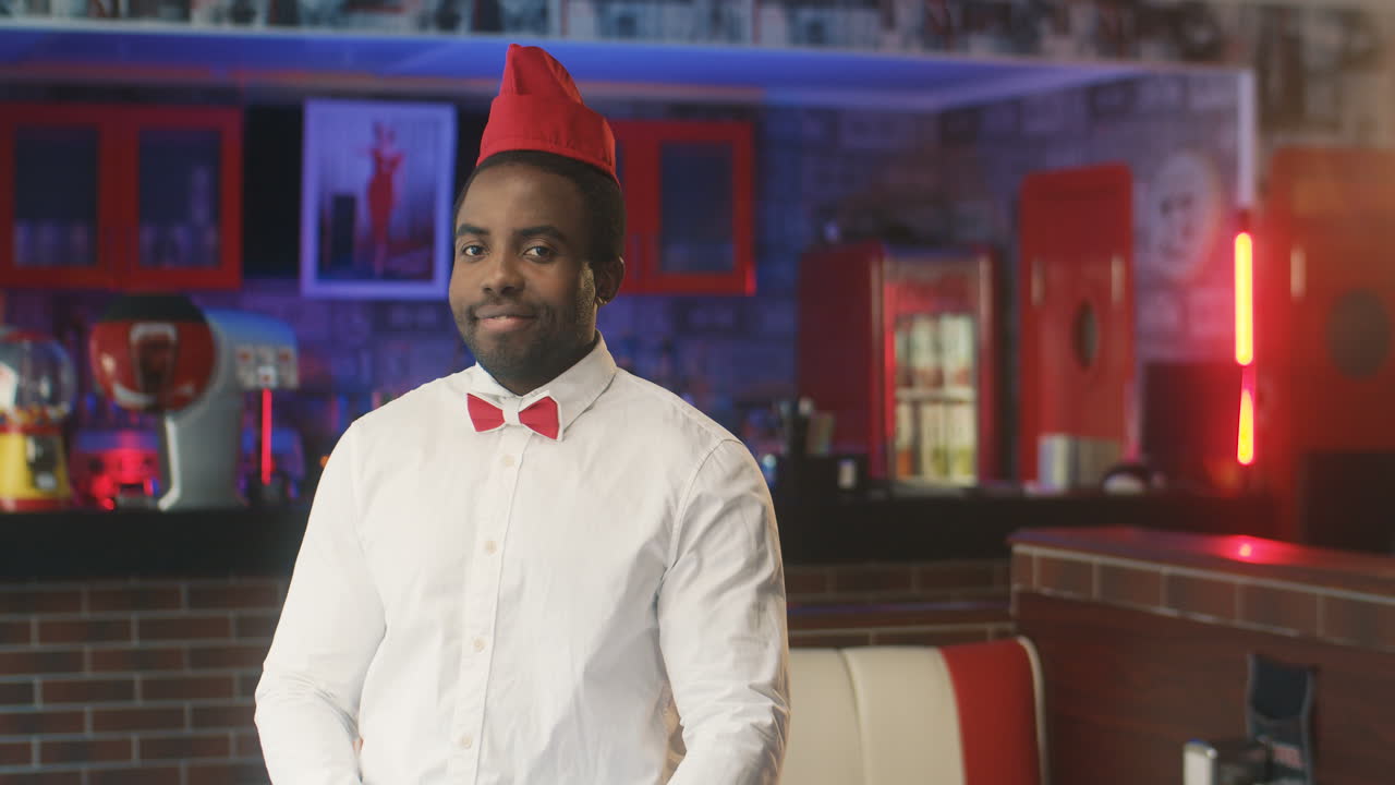 전형적인 미국식 식당에서 웃고 있는 웨이터