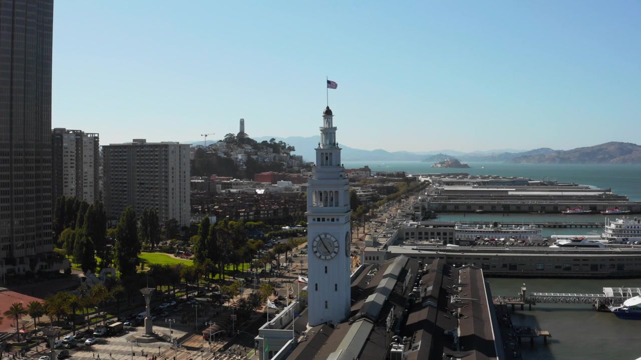 Parallasse aerea con drone dello storico Ferry Building con la Coit Tower, l'Embarcadero, Alcatraz e Angel Island sullo sfondo - (UHD 4K)