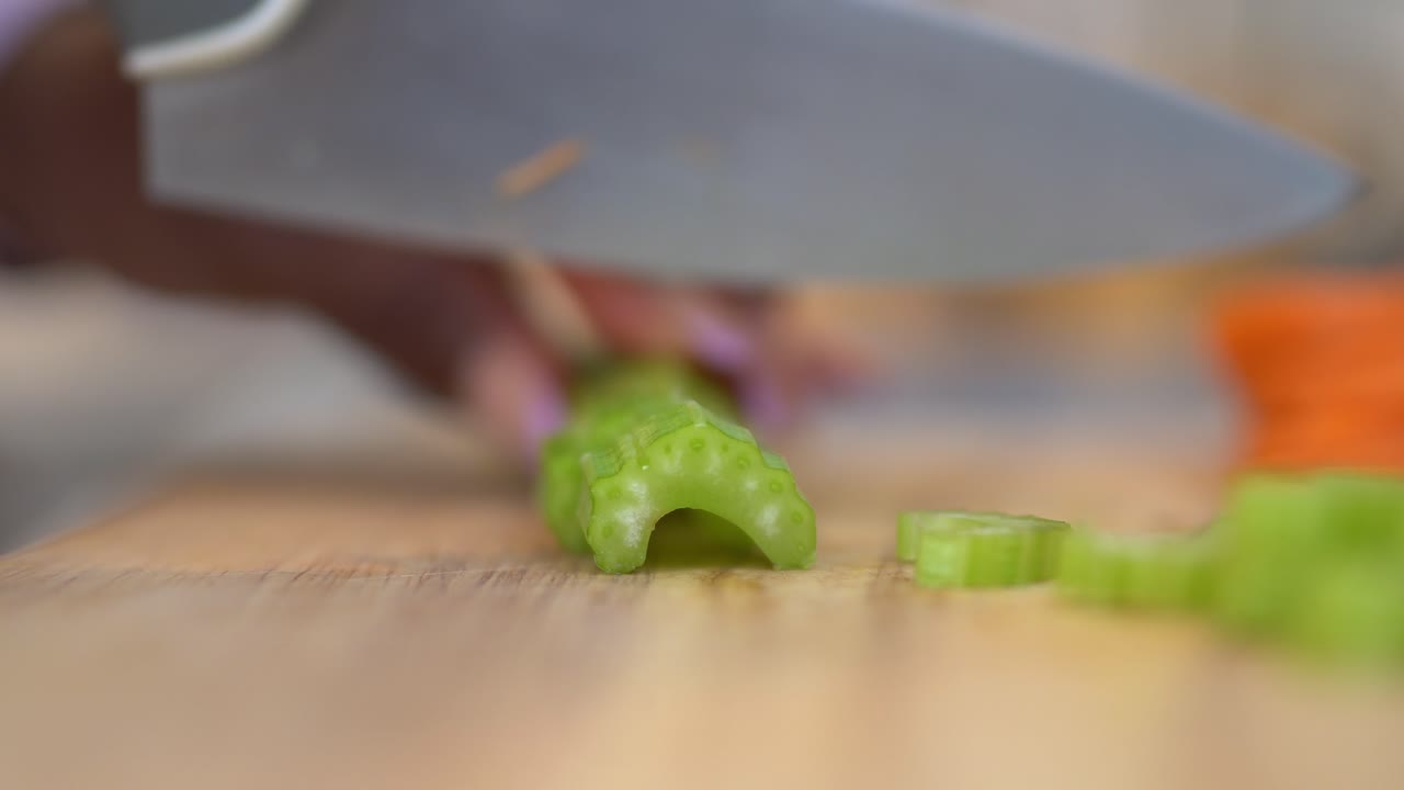 mujer negra preparando ensalada saludable para el almuerzo