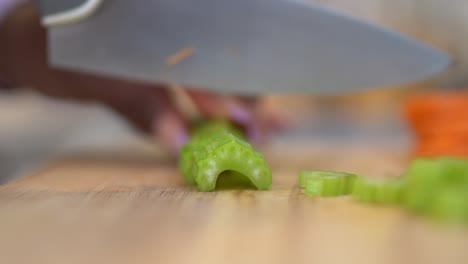 Mujer-Negra-De-Cosecha-Preparando-Ensalada-Saludable-Para-El-Almuerzo