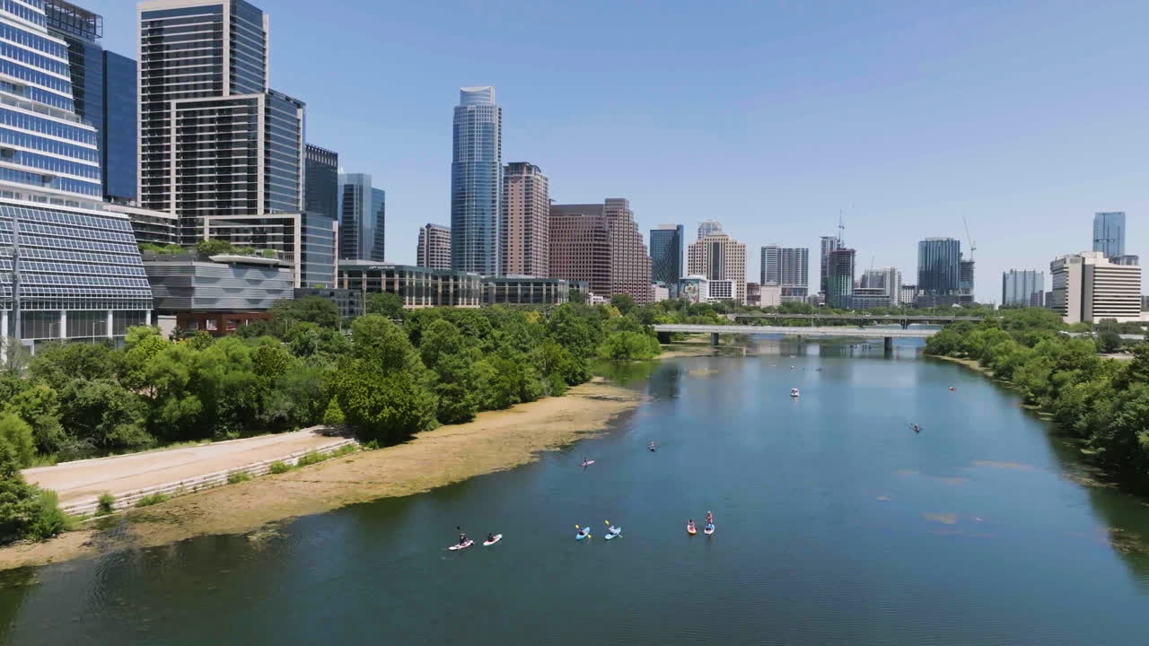 미국 오스틴의 이 많은 날 레이디 버드 호수에서 카야크를 돌고 있는 공중 사진