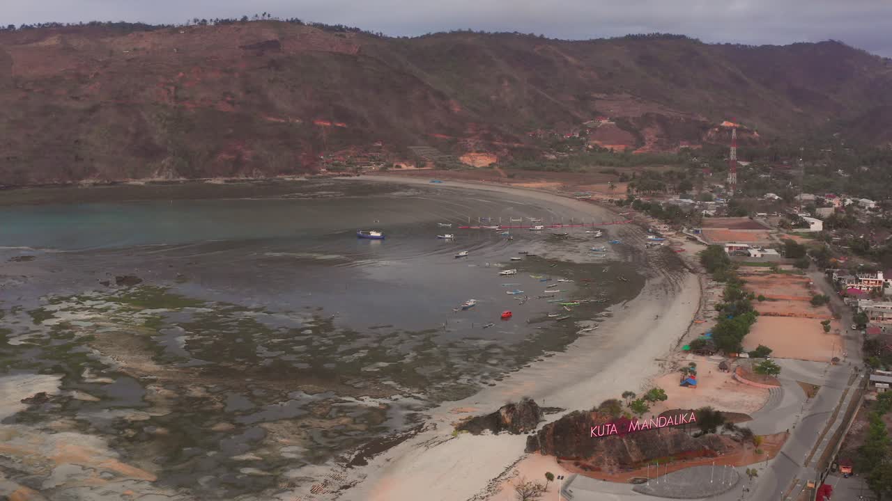 el arrecife seco de kuta lombok durante el amanecer, con gente local buscando comida y conchas marinas