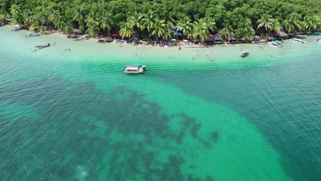 Estrella-beach-in-the-Caribbean-Sea-in-Bocas-del-Toro,-Panama