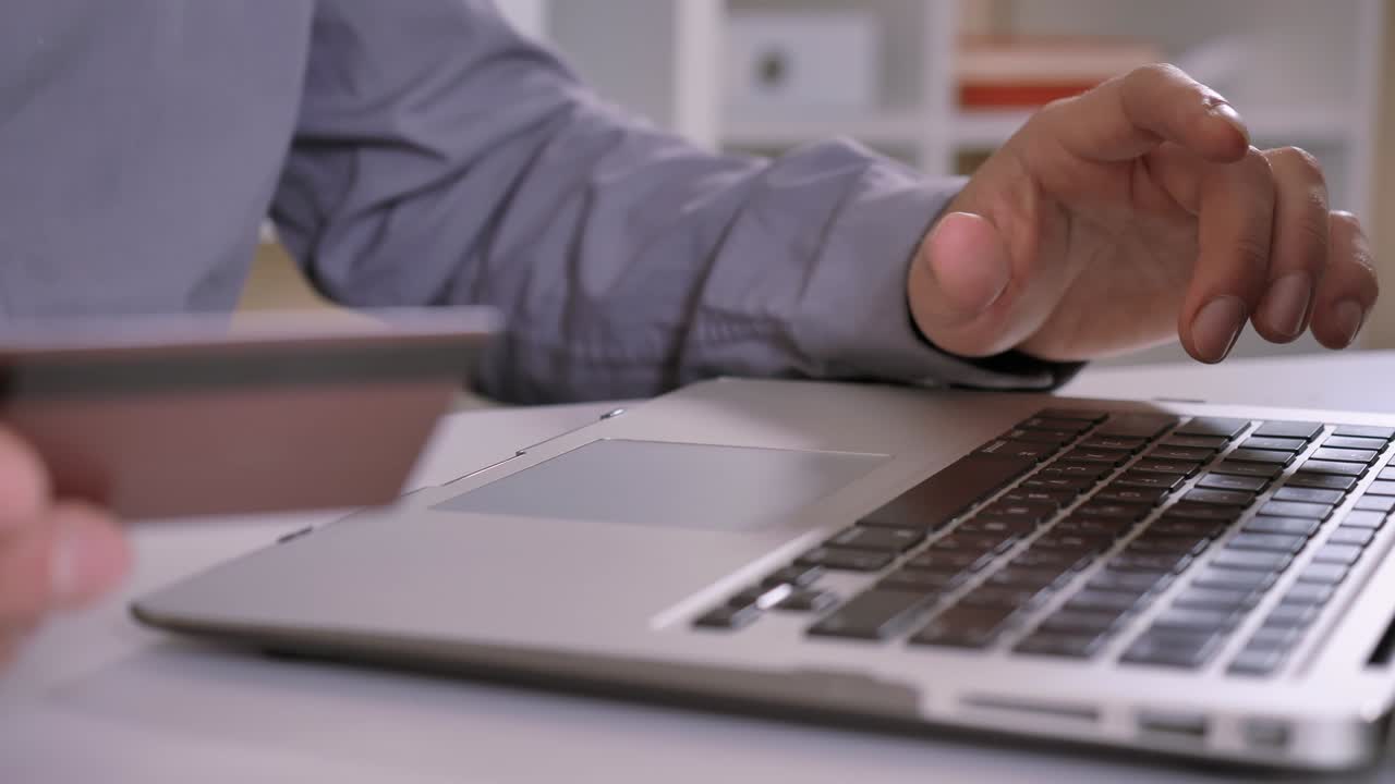 el tipo de primer plano hace el pago.