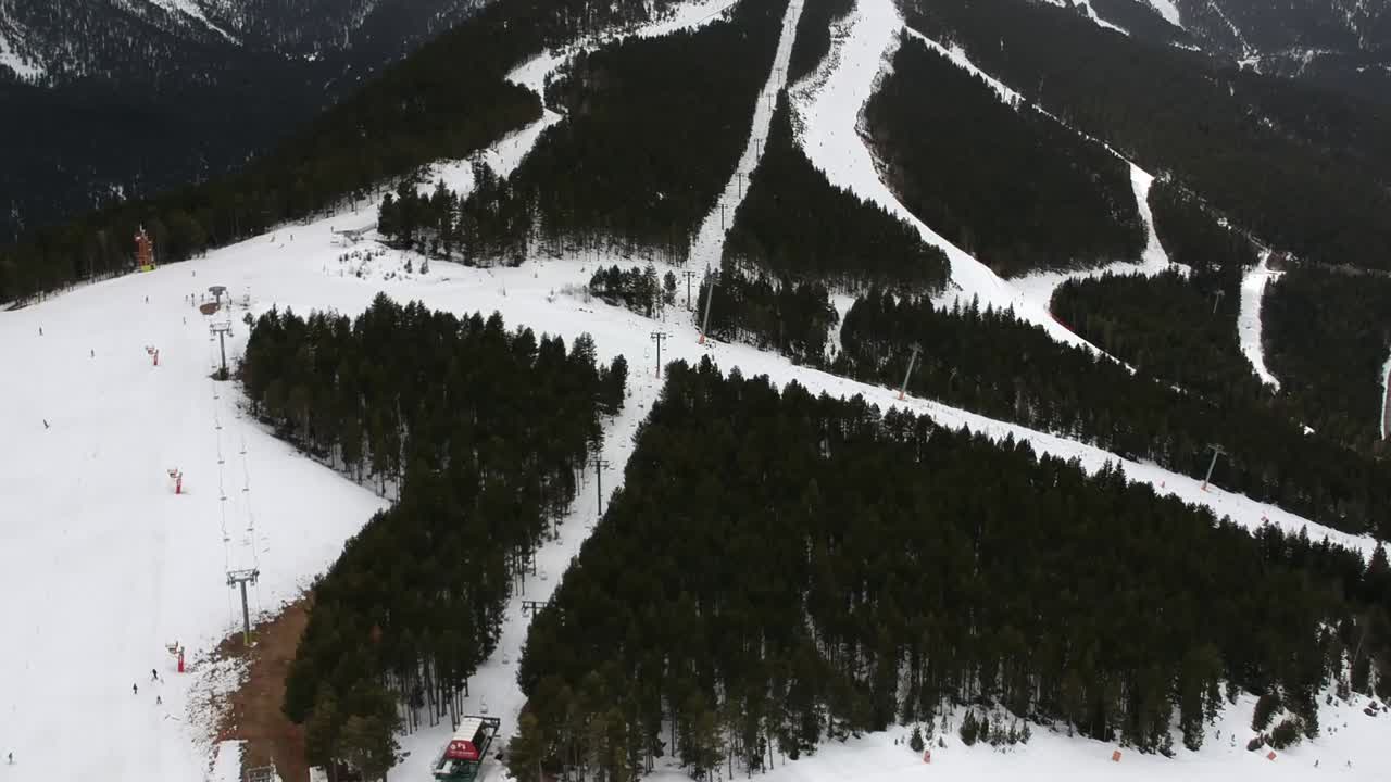 vistas aéreas de estaciones de esquí, diferentes paisajes y espectadores en andorra durante los tiempos de covid