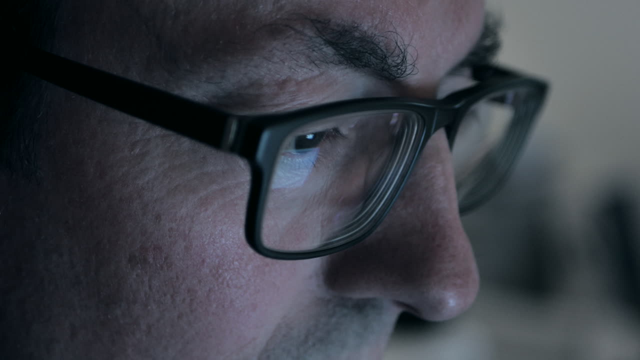 hombre mirando la pantalla con gafas