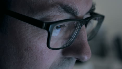 man looking at screen with glasses