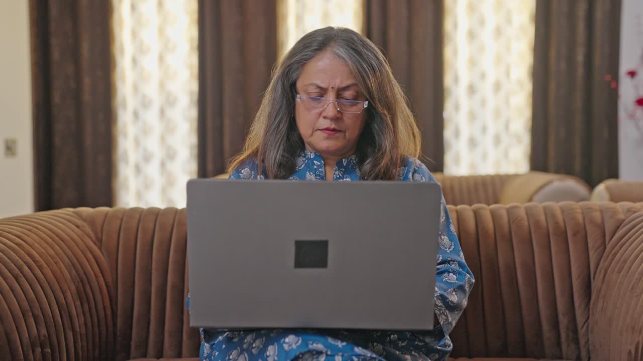 jefe indio trabajando en una computadora portátil