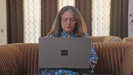 Indischer-Chef-Arbeitet-An-Einem-Laptop
