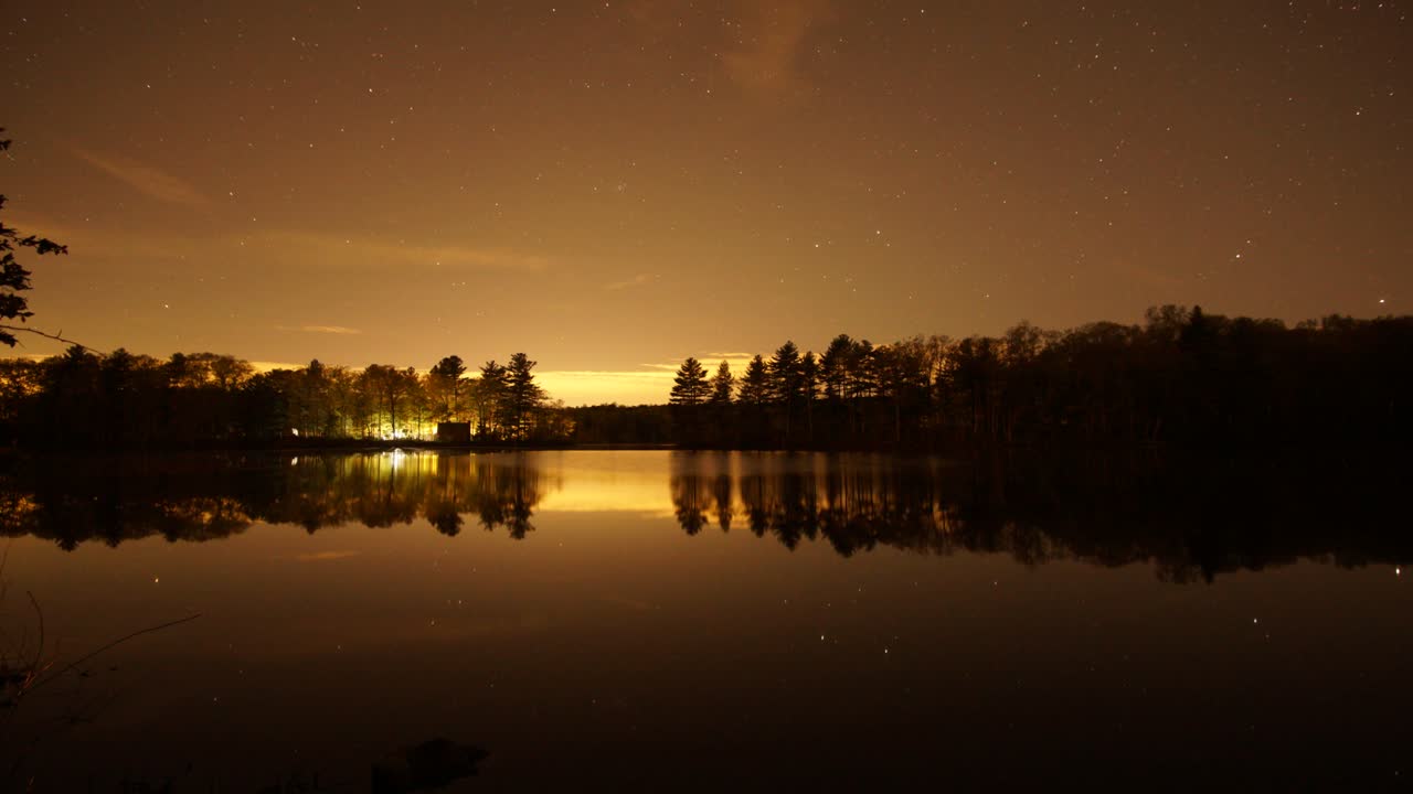 Nat-time-lapse af stjerner og smuk sørefleksion.