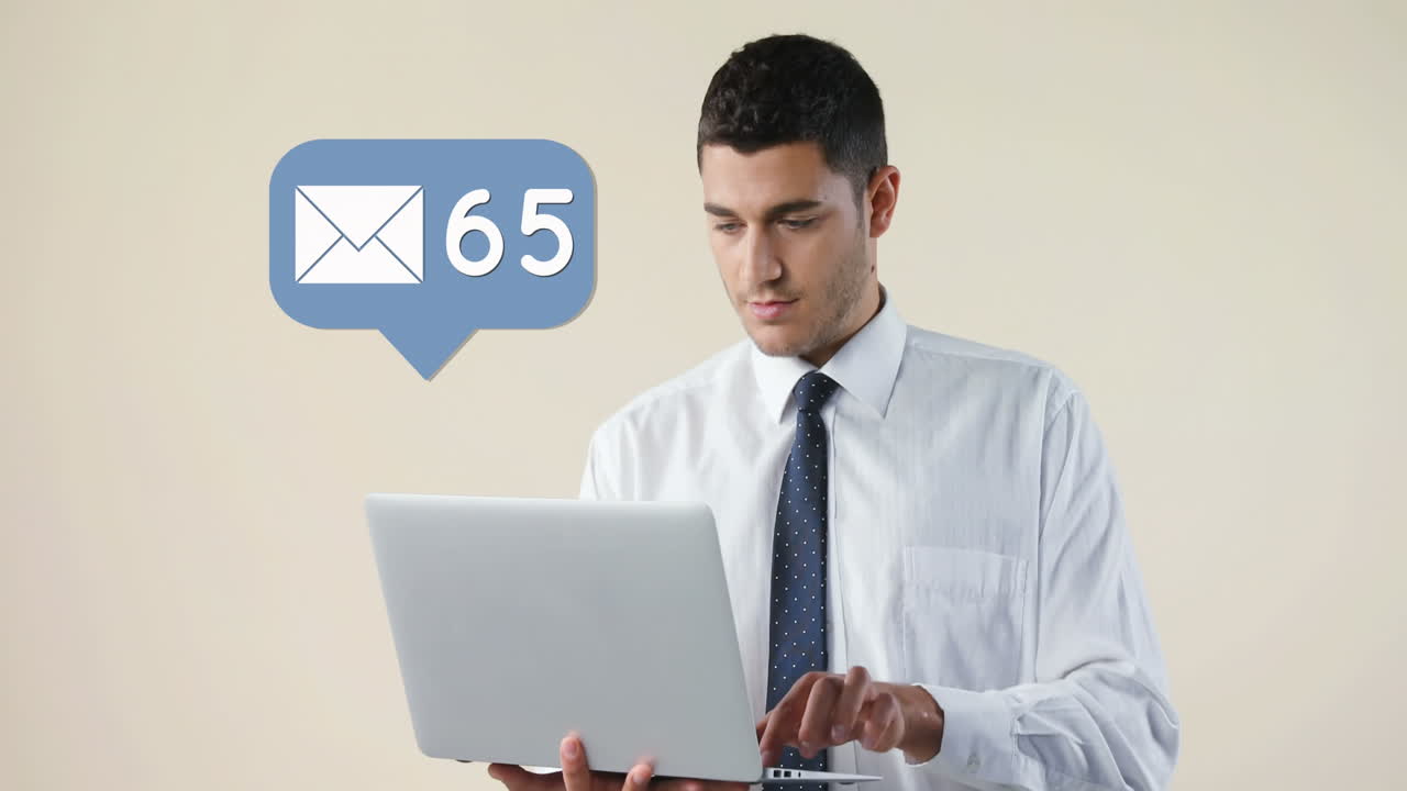 사무실 직원이 노트북 4k에서 타이핑하고 있습니다.