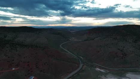 Camino-Y-Montañas-Inclinadas-Durante-El-Anochecer-En-Parowan-Gap,-Condado-De-Hierro,-Utah,-Estados-Unidos