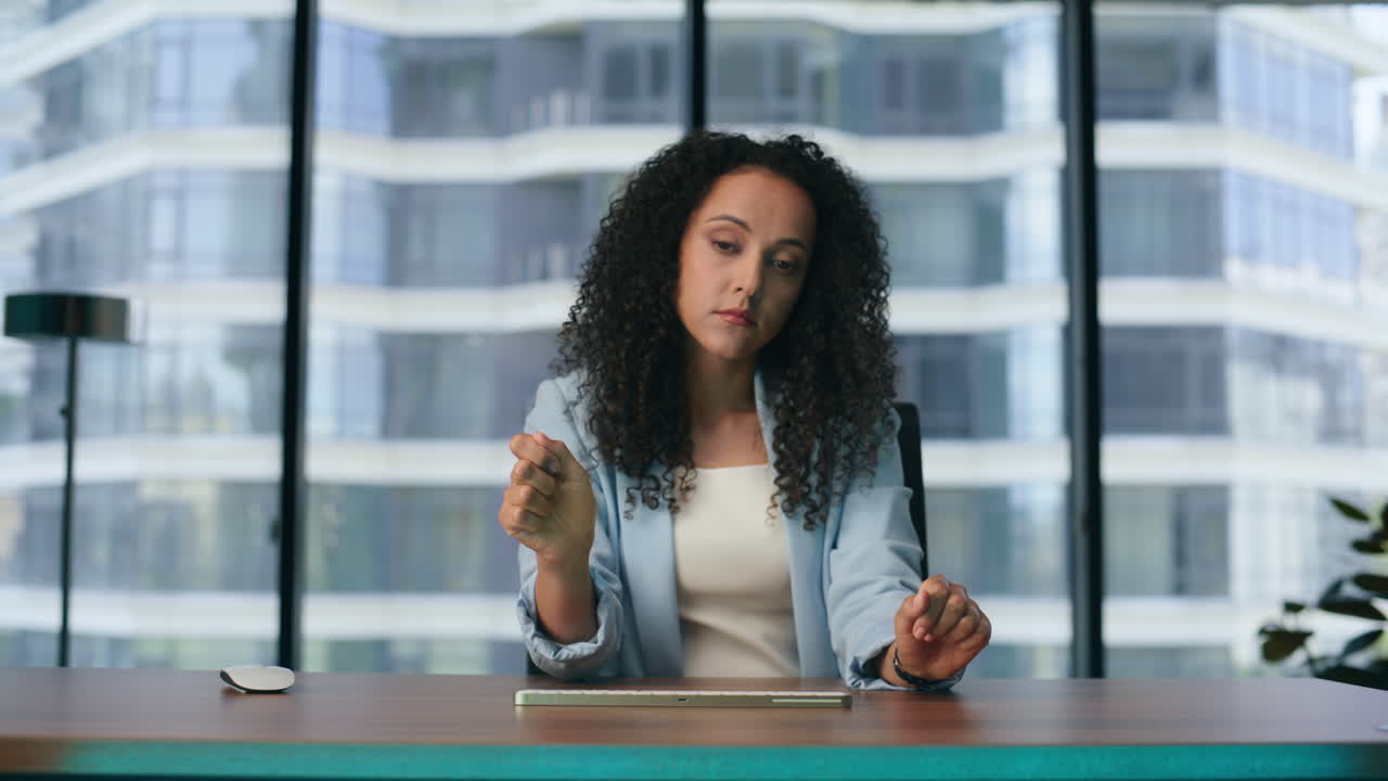 Mulher analisando dados holográficos operando animação digital em close-up no escritório.