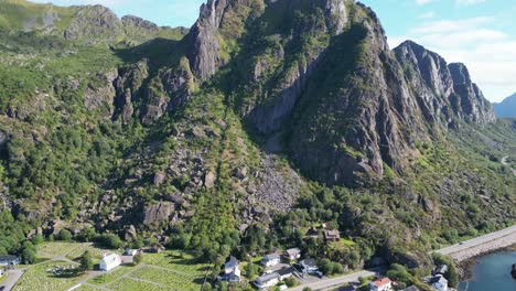 góra floya w svolvaer, wyspy lofoten, norwegia - powietrzne 4k nachylenie w górę