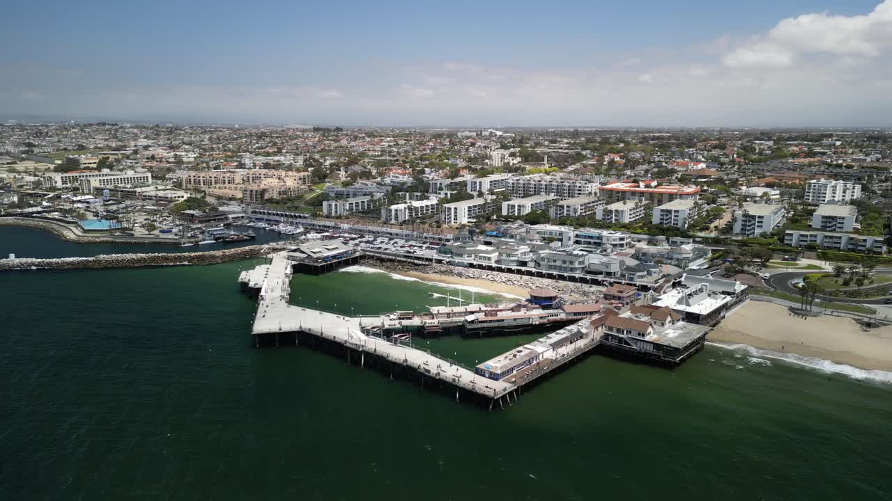 Vídeos aéreos em 4K com drone do píer de Redondo Beach em Los Angeles, Califórnia, mostrando o Oceano Pacífico, a costa, a marina e o icônico ponto de referência à beira-mar a partir de vistas panorâmicas elevadas