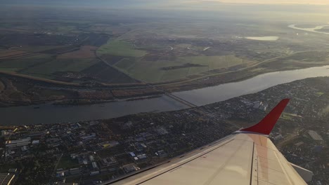 Flugzeug-Fliegt-über-Amerikanische-Stadt,-Fluss-Und-Landschaft,-Beifahrerfenster-POV