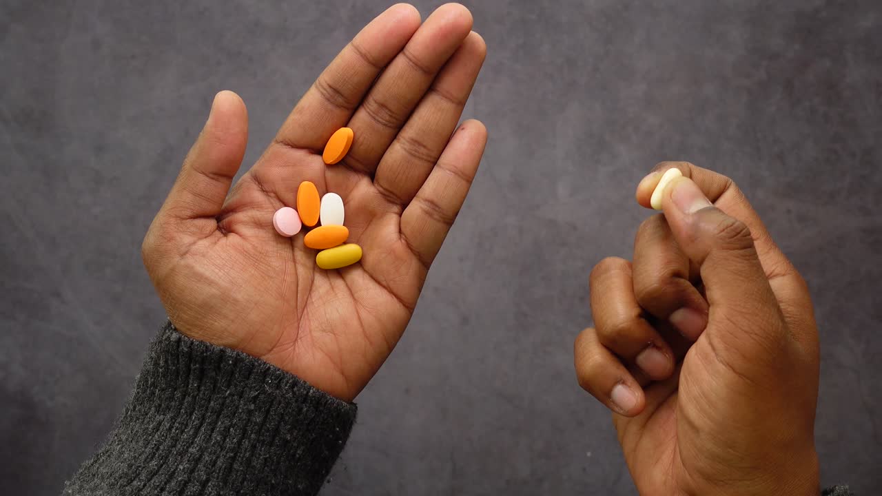 Las píldoras en la mano