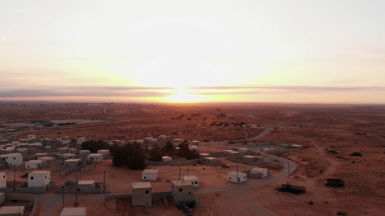Luftfoto af solopgang i en gammel, tom by i ørkenen i Palæstina nær Gaza