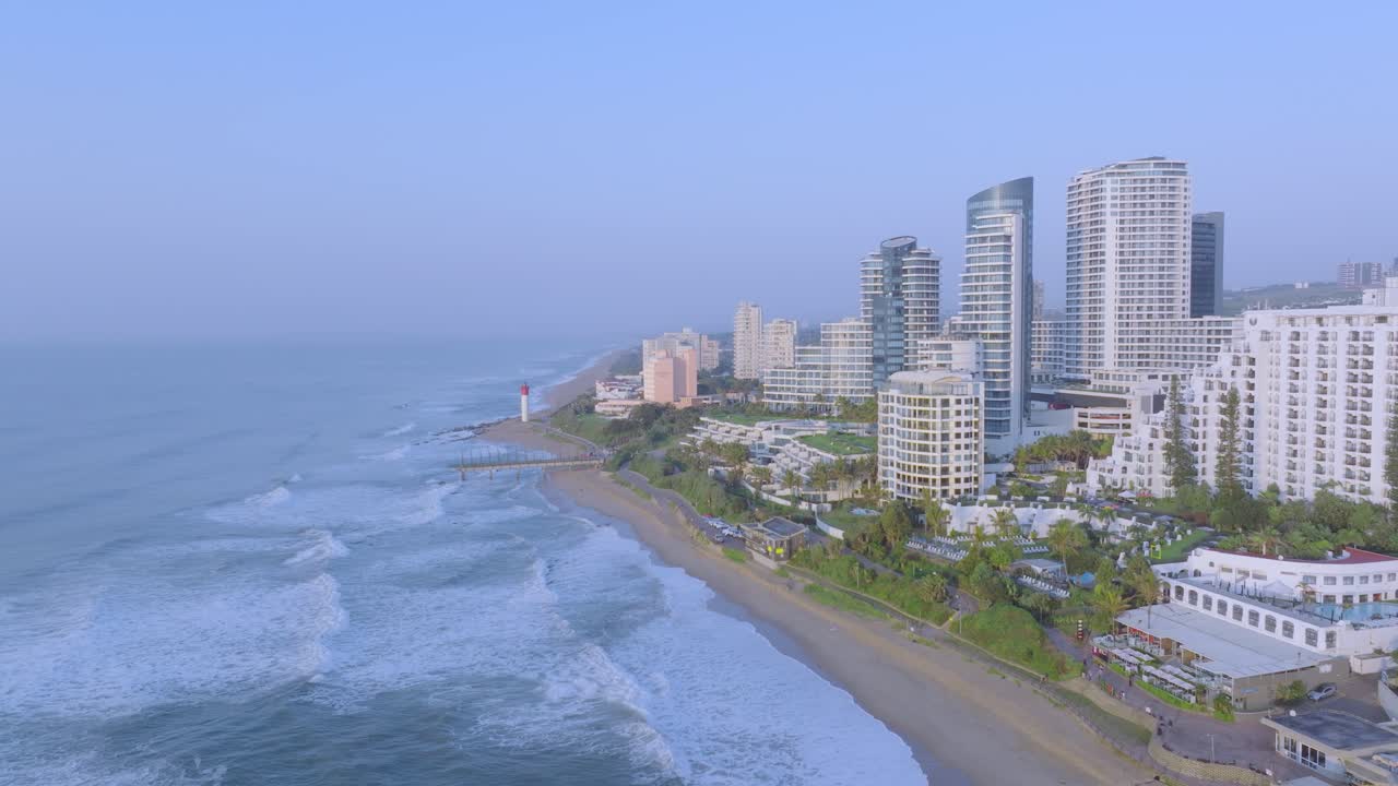 la costa de umhlanga en durban con edificios modernos y faro, de día, vista aérea