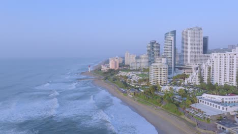 Costa-De-Umhlanga-En-Durban-Con-Edificios-Modernos-Y-Faro,-Durante-El-Día,-Vista-Aérea