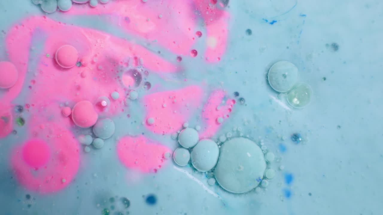 아크릴 페인트의 추상적인 움직임, 위에서 볼 수 있는 놀라운 색 혼합 패턴