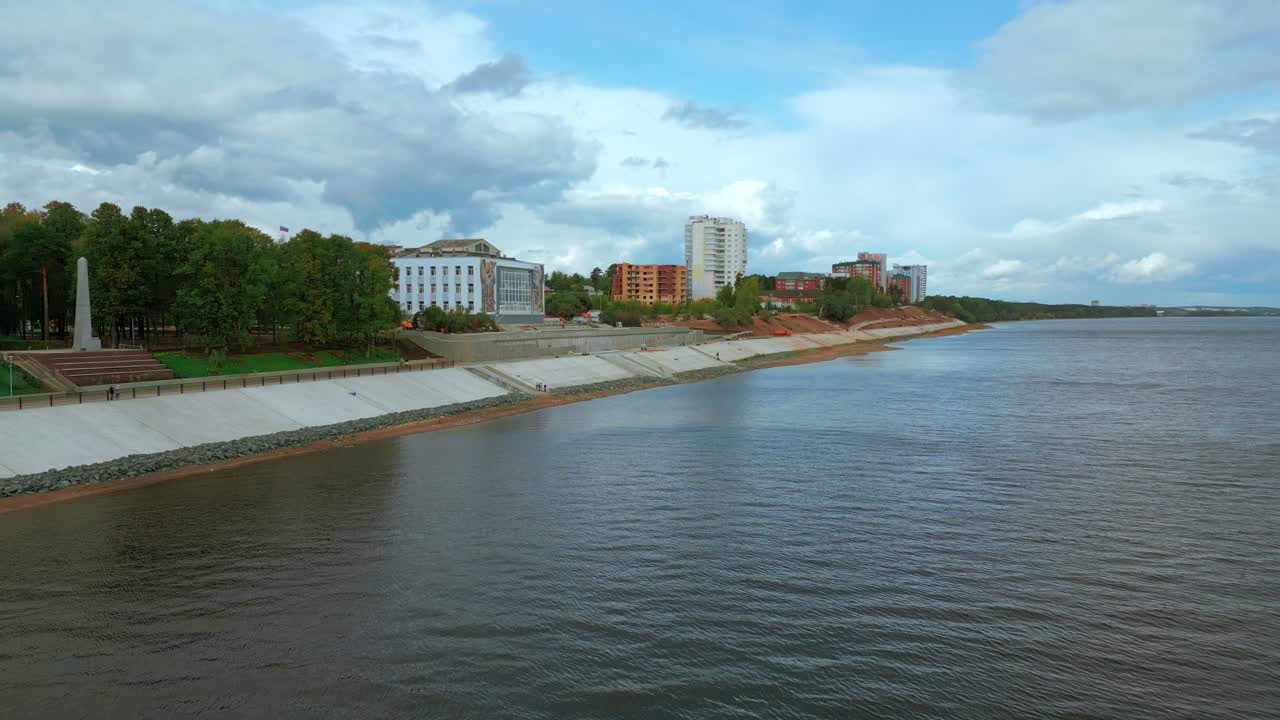 paisaje ribereño de la ciudad con parque y edificios
