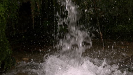cascada que fluye en el campo