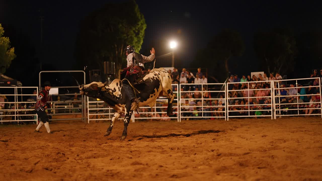 всадник быка соревнуется в драматической сцене родео