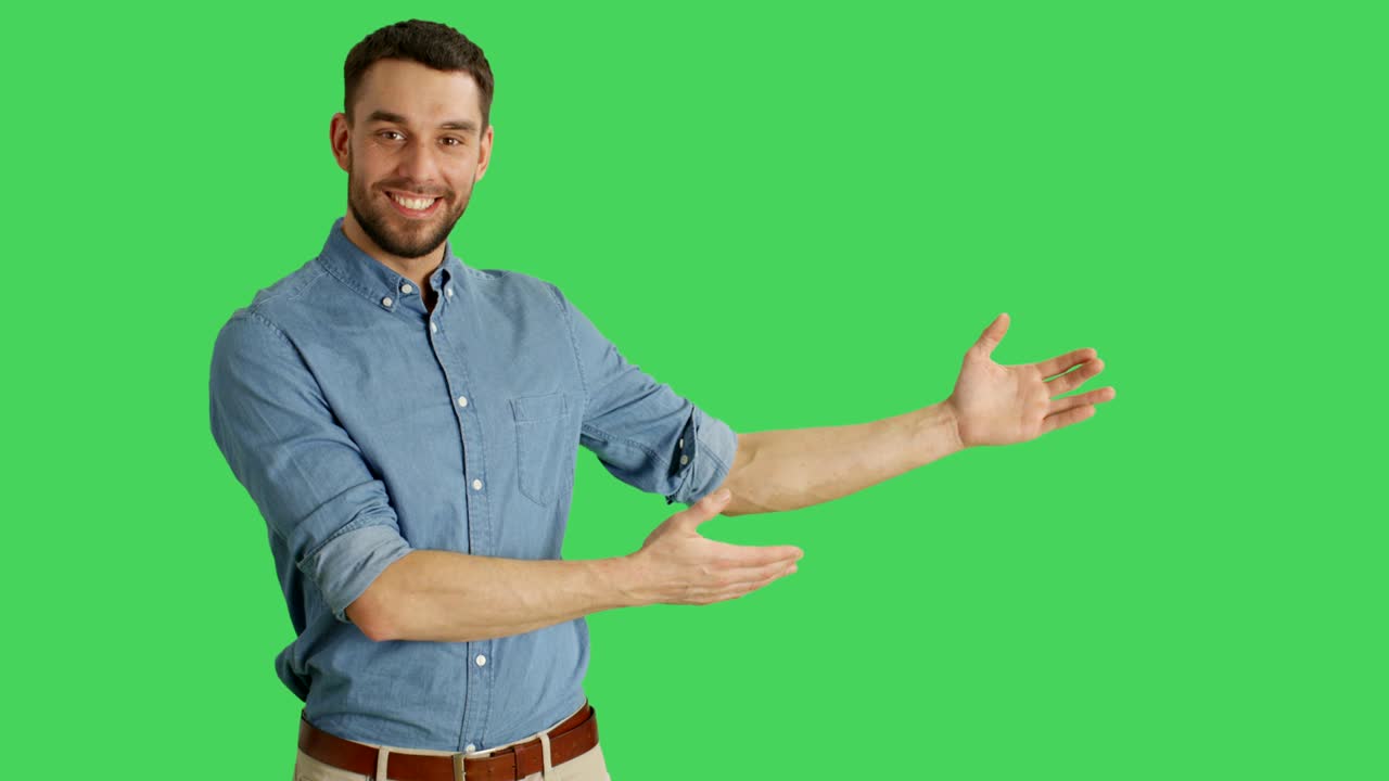 medio disparo de un hombre elegante haciendo un gesto de presentación para su producto. el fondo es pantalla verde.