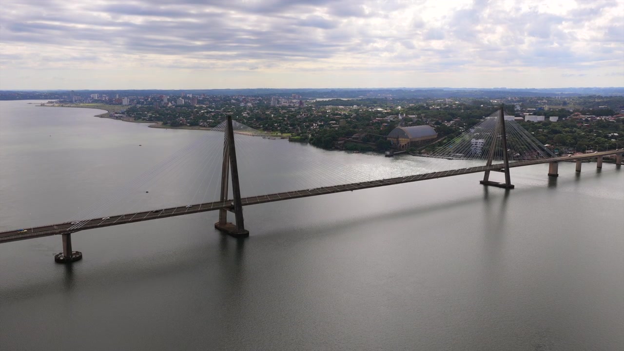 Vista aerea del ponte che collega l'Argentina e il Paraguay, che mostra l'infrastruttura urbana e i trasporti transfrontalieri
