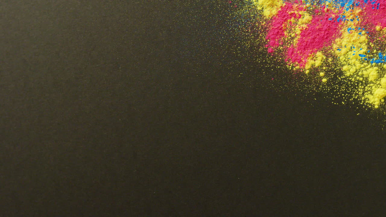 검은색 배경에 복사 공간이 있는 다채로운 파우더의 비디오